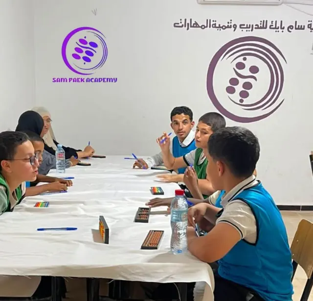 قاعة البطولة والمتنافسون منهمكون في التمارين
