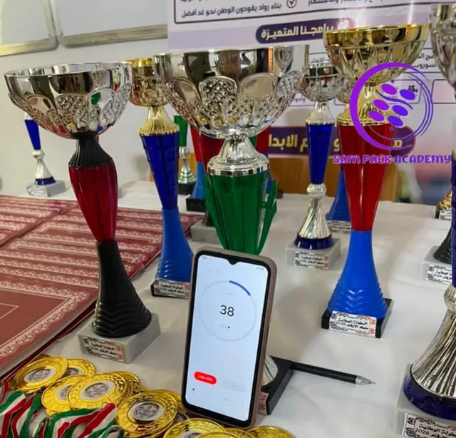 كؤوس وميداليات على طاولة البطولة