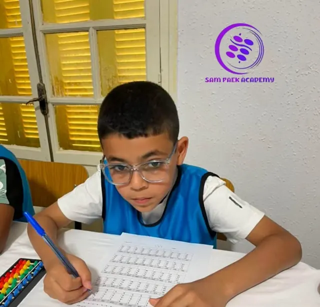 طفل يحل تمارين الحساب الذهني خلال البطولة